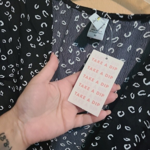 Dippin' Daisys Black / White Leopard Swim Top medium - Picture 7 of 9